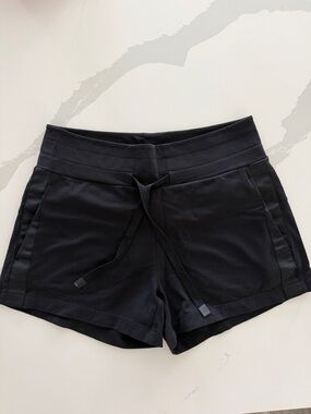 Black Athleta Metro Downtown Shorts, Size Small